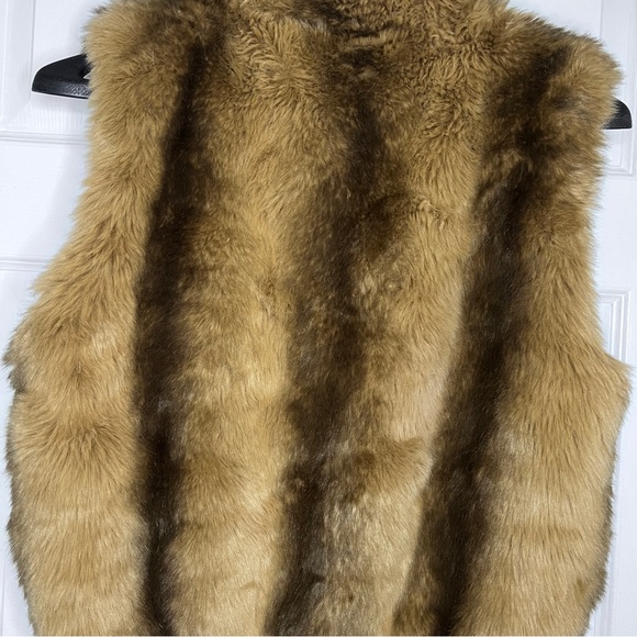 Lisa International Faux Fur Sleeveless - Picture 4 of 7